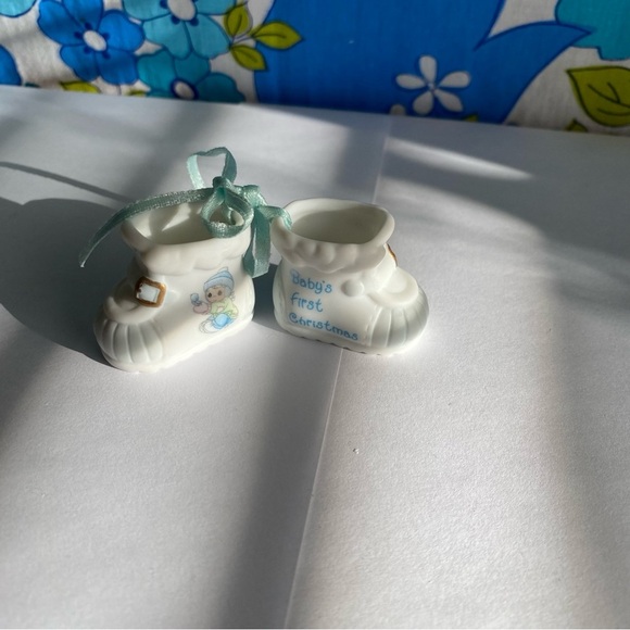 Vintage Precious Moments Babys First Christmas baby booties Christmas ornament - Picture 1 of 5